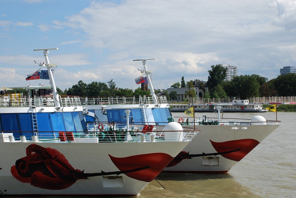 Eine Aufnahme von zwei A-ROSA Flussschiffen in Bratislava, 2010.