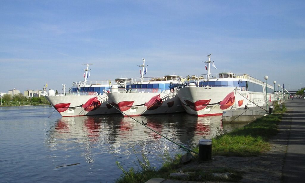 Eine Aufnahme dreier A-ROSA Schiffe von A-ROSA Flussschiff in Wien, 2007.