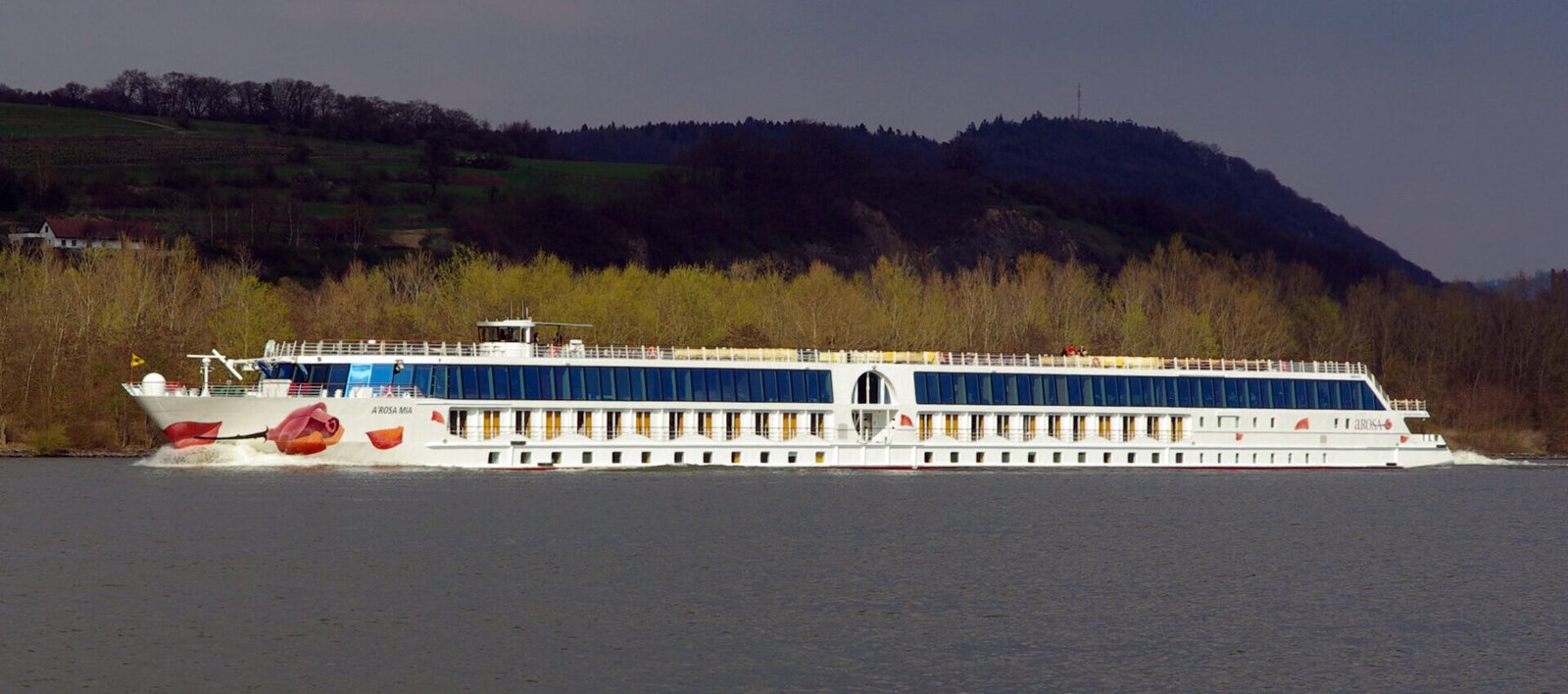 Eine Aufnahme der A-ROSA Mia von A-ROSA Flussschiff auf der Donau in Niederösterreich, 2008.