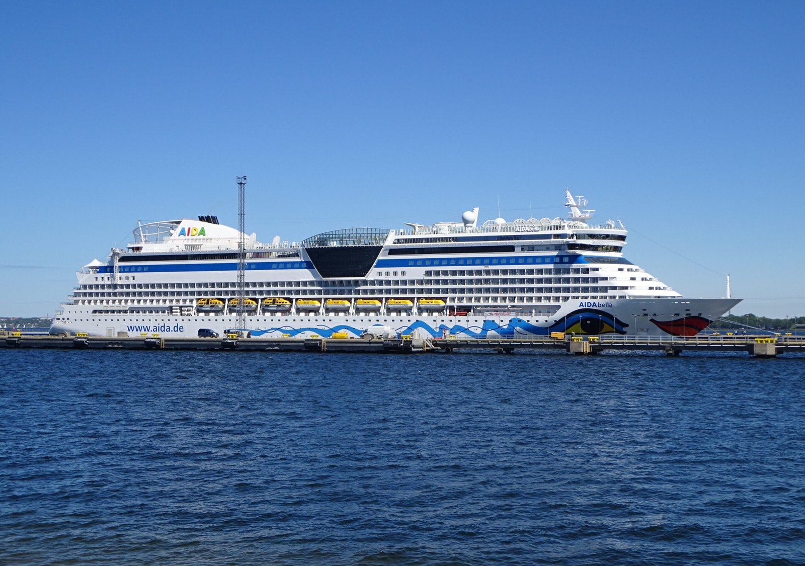 Eine Aufnahme der AIDAbella von AIDA Cruises im Hafen von Tallinn, 2026.