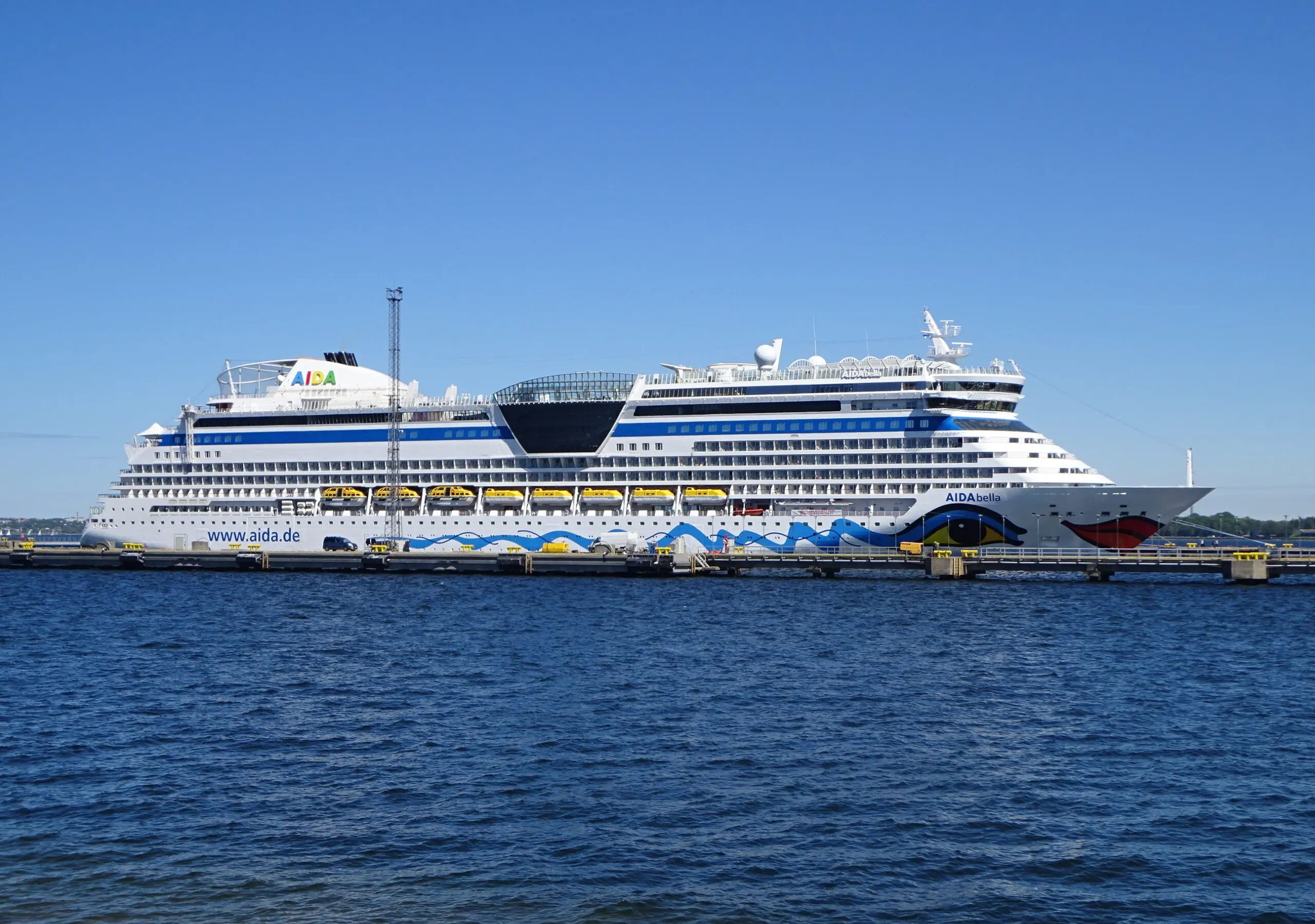 Eine Aufnahme der AIDAbella von AIDA Cruises im Hafen von Tallinn, 2026.