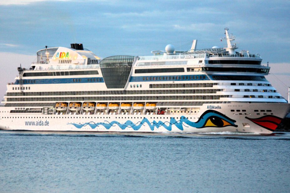 Eine Aufnahme der AIDAbella von AIDA Cruises in Norwegen, 2023.