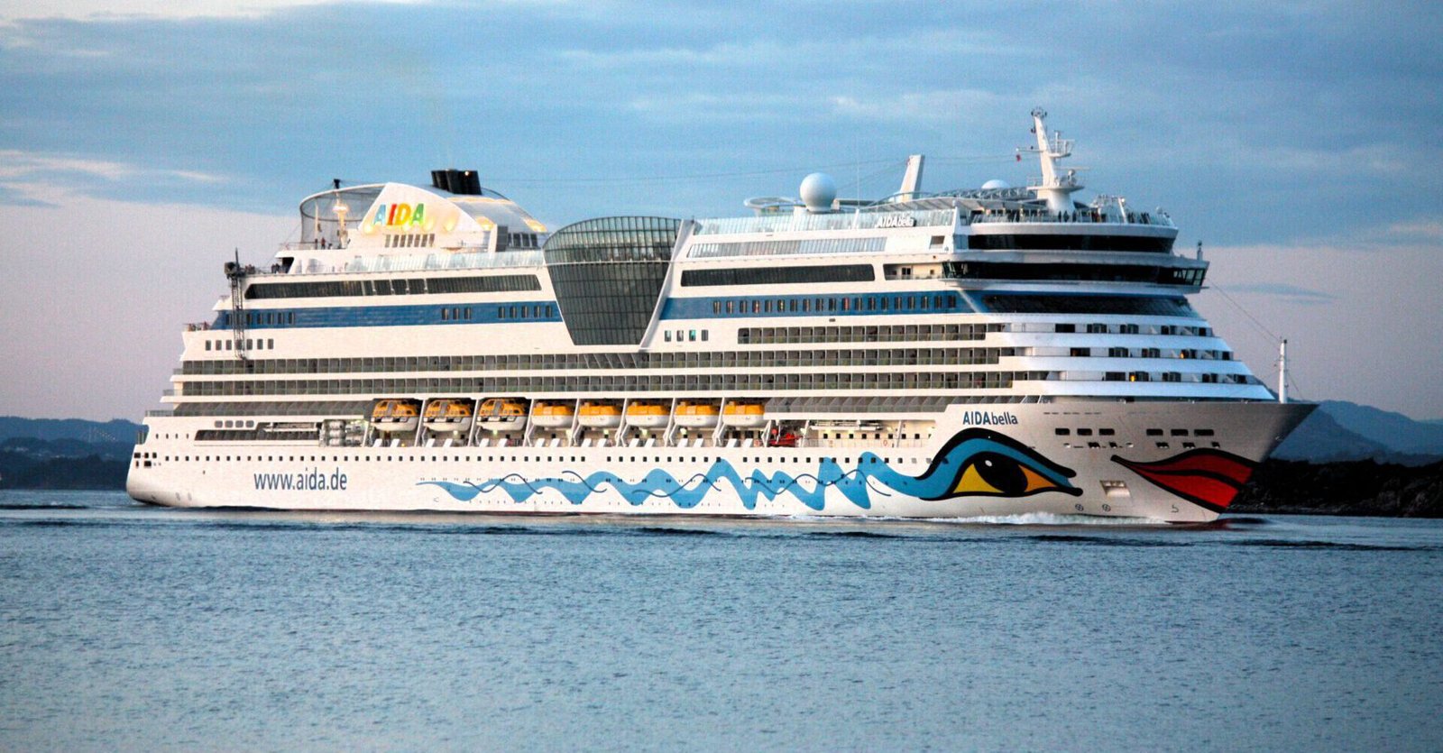 Eine Aufnahme der AIDAbella von AIDA Cruises in Norwegen, 2023.
