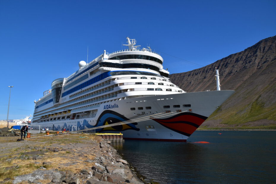 Eine Aufnahme der AIDAbella von AIDA Cruises an der Pier in Ísafjörður, 2019.