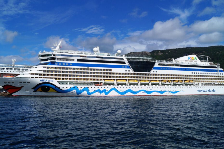 Eine Aufnahme der AIDAbella von AIDA Cruises im Hafen von Bergen, 2018.