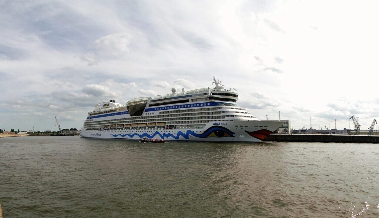 Eine Aufnahme der AIDAbella von AIDA Cruises im Hamburg Crzuse Center Steinwerder, 2015.