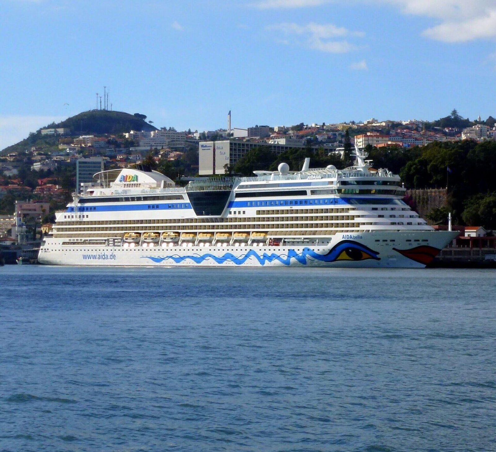 Eine Aufnahme der AIDAbella von AIDA Cruises im Hafen von Funchal, Madeira, 2013.