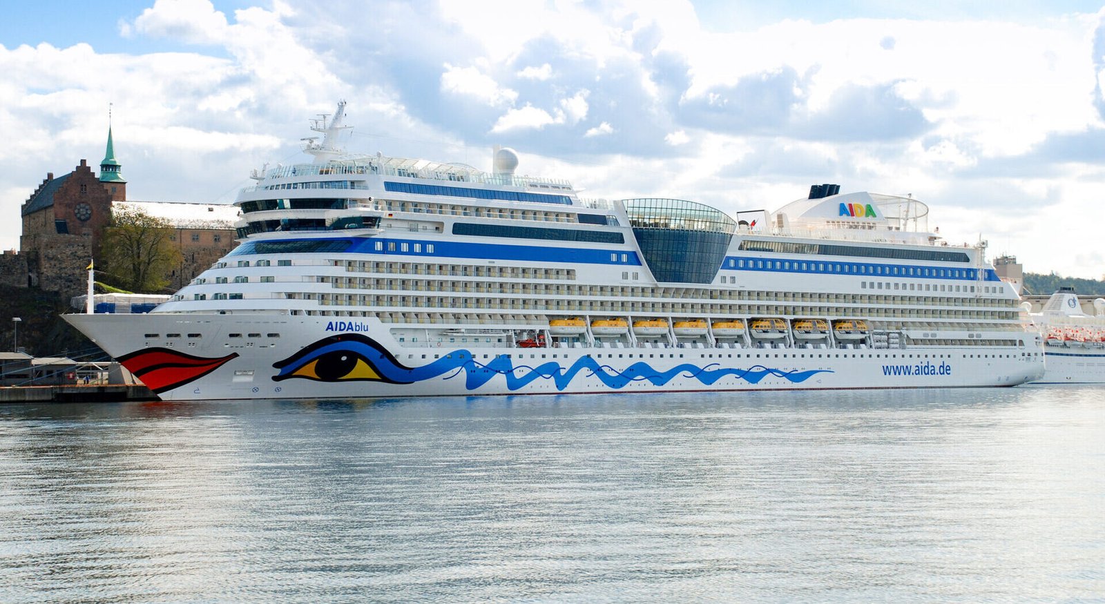 Eine Aufnahme der AIDAprima von AIDA Cruises im Hafen von Oslo, 2010.