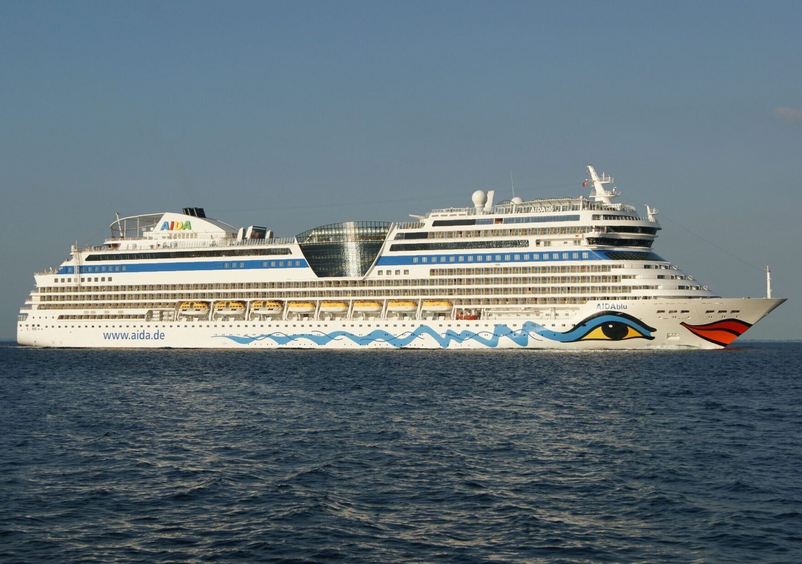 Eine Aufnahme der AIDAblu von AIDA Cruises in der Nähe von Kopenhagen, 2010.