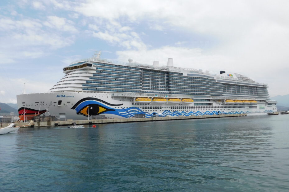 Eine Aufnahme der AIDAcosma von AIDA Cruises im Hafen von Ajaccio, Korsika, 2022.
