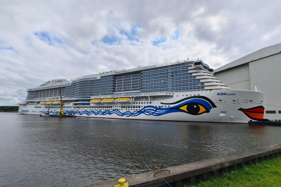 Eine Aufnahme der AIDAcosma von AIDA Cruises in der Werft Papenburg, 2021.