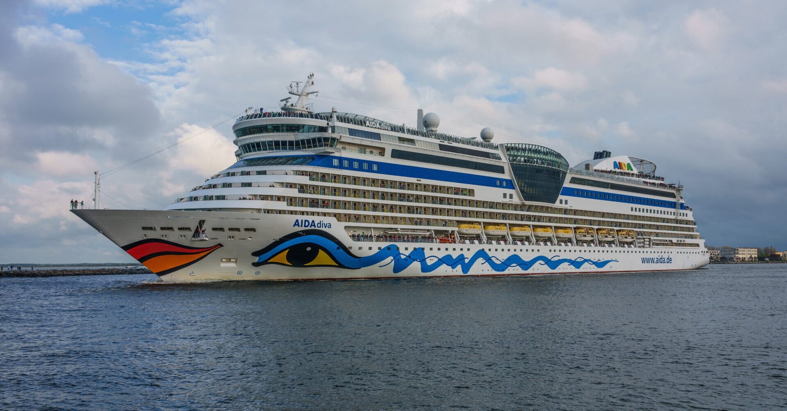 Eine Aufnahme der AIDAdiva von AIDA Cruises in Warnemünde, Rostock, 2018.