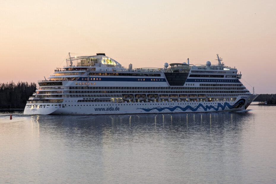 Eine Aufnahme der AIDAdiva von AIDA Cruises in Stockholm, 2024.