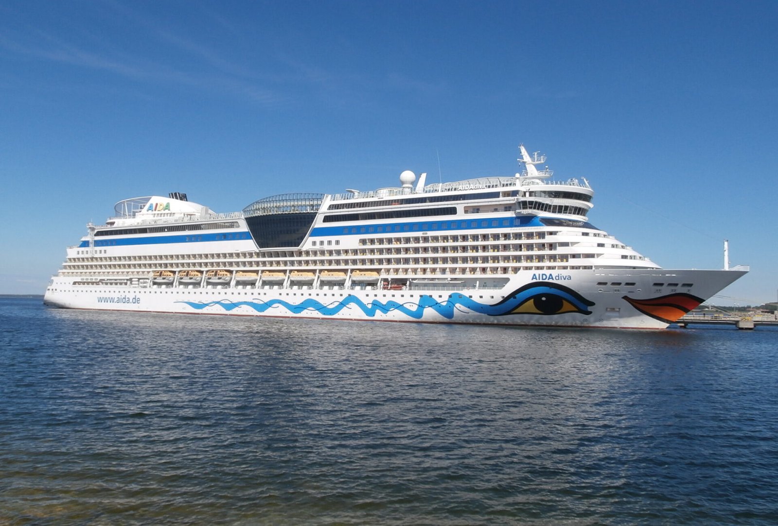 Eine Aufnahme der AIDAdiva von AIDA Cruises am Pier 24 im Hafen von Tallinn, 2017.