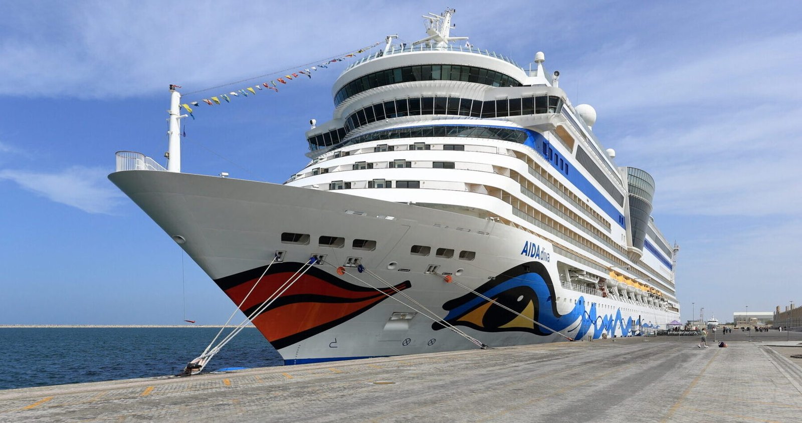 Eine Aufnahme der AIDAdiva von AIDA Cruises im Hafen von Dubai, 2015.