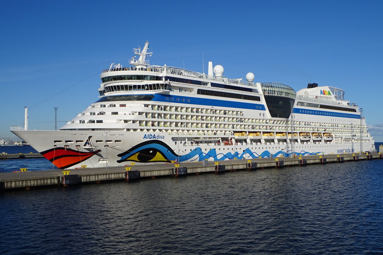 Eine Aufnahme der AIDAdiva von AIDA Cruises im Hafen von Tallinn, Estland, 2024.