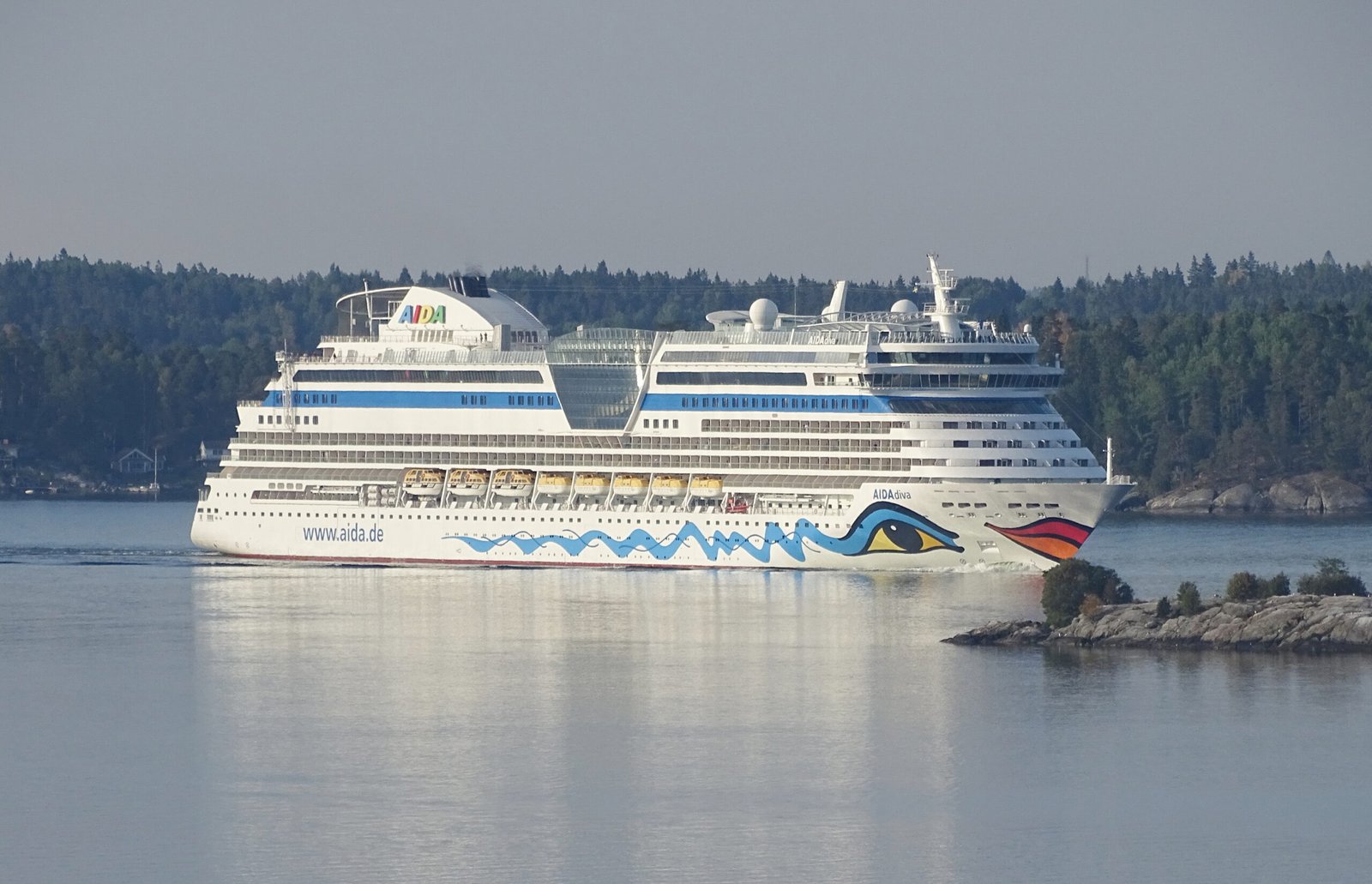 Eine Aufnahme der AIDAdiva von AIDA Cruises in den Stockholmer Schärengarten, Stockholm, Schweden, 2018.