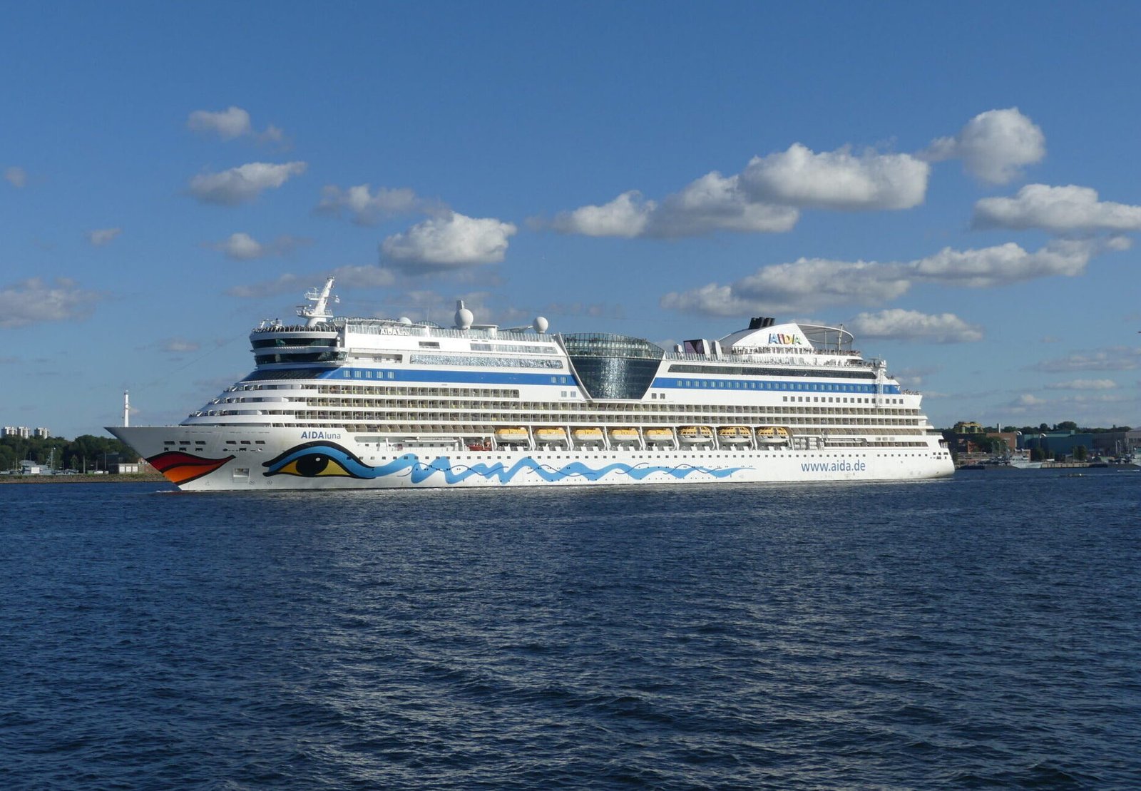 Eine Aufnahme der AIDAluna von AIDA Cruises im Hafen von Kiel, 2022.