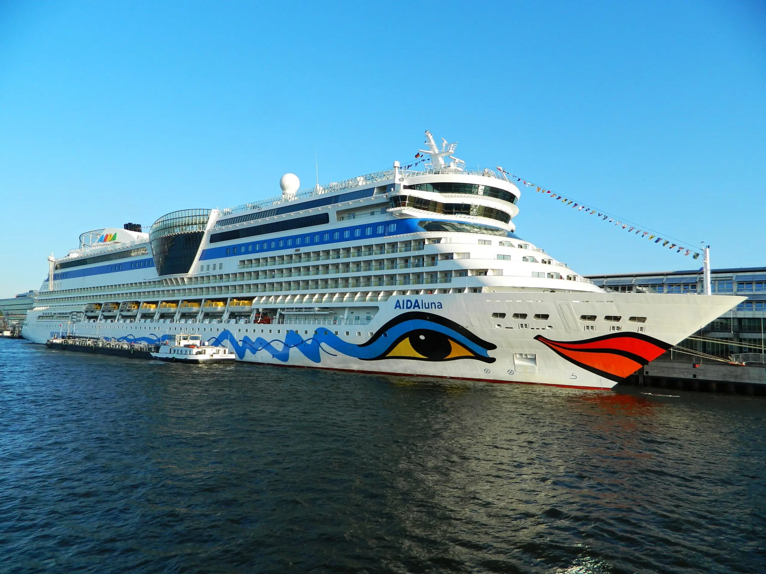 Eine Aufnahme der AIDAluna von AIDA Cruises im Hafen von Hamburg, Deutschland, 2013.