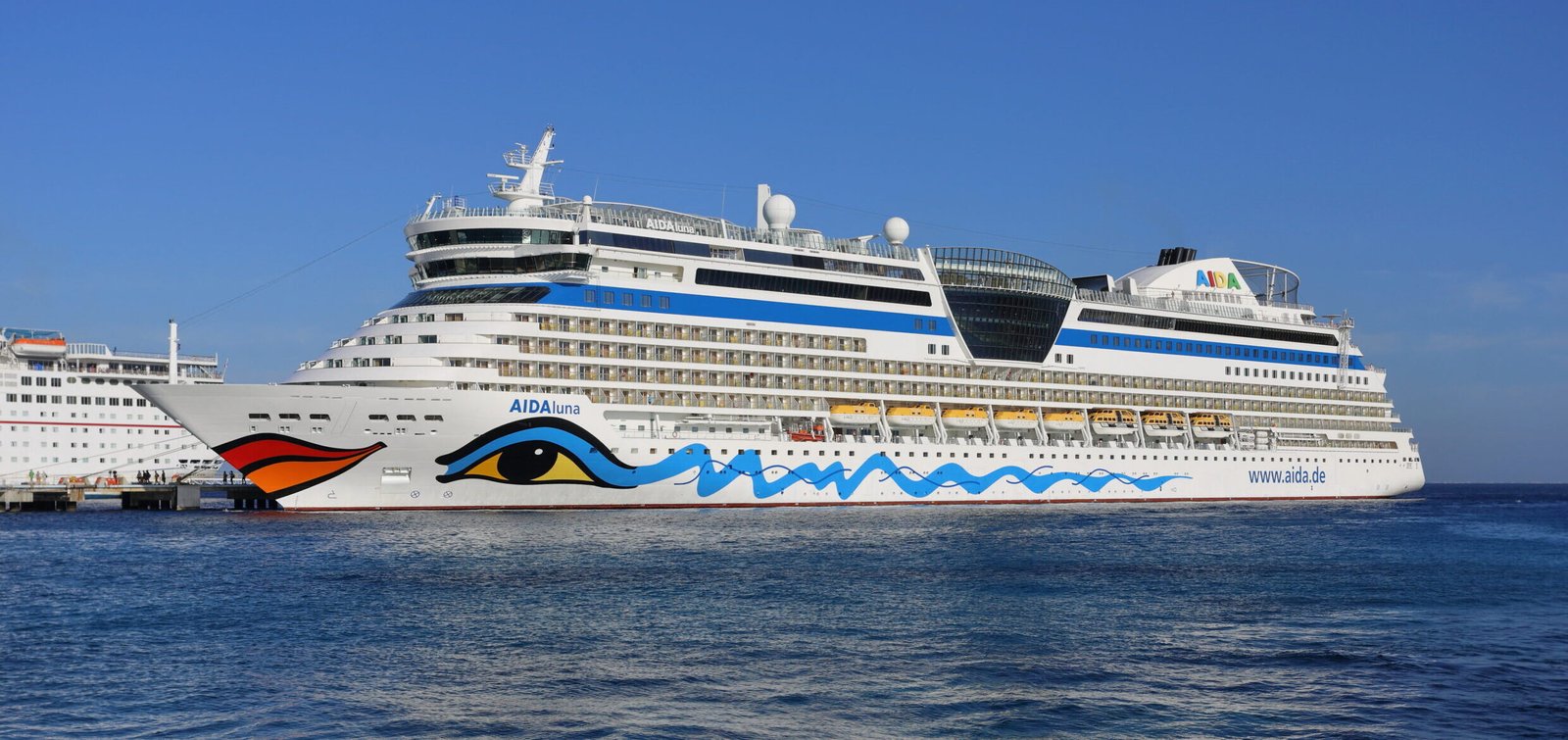 Eine Aufnahme der AIDAluna von AIDA Cruises im Hafen von Cozumel, 2016.