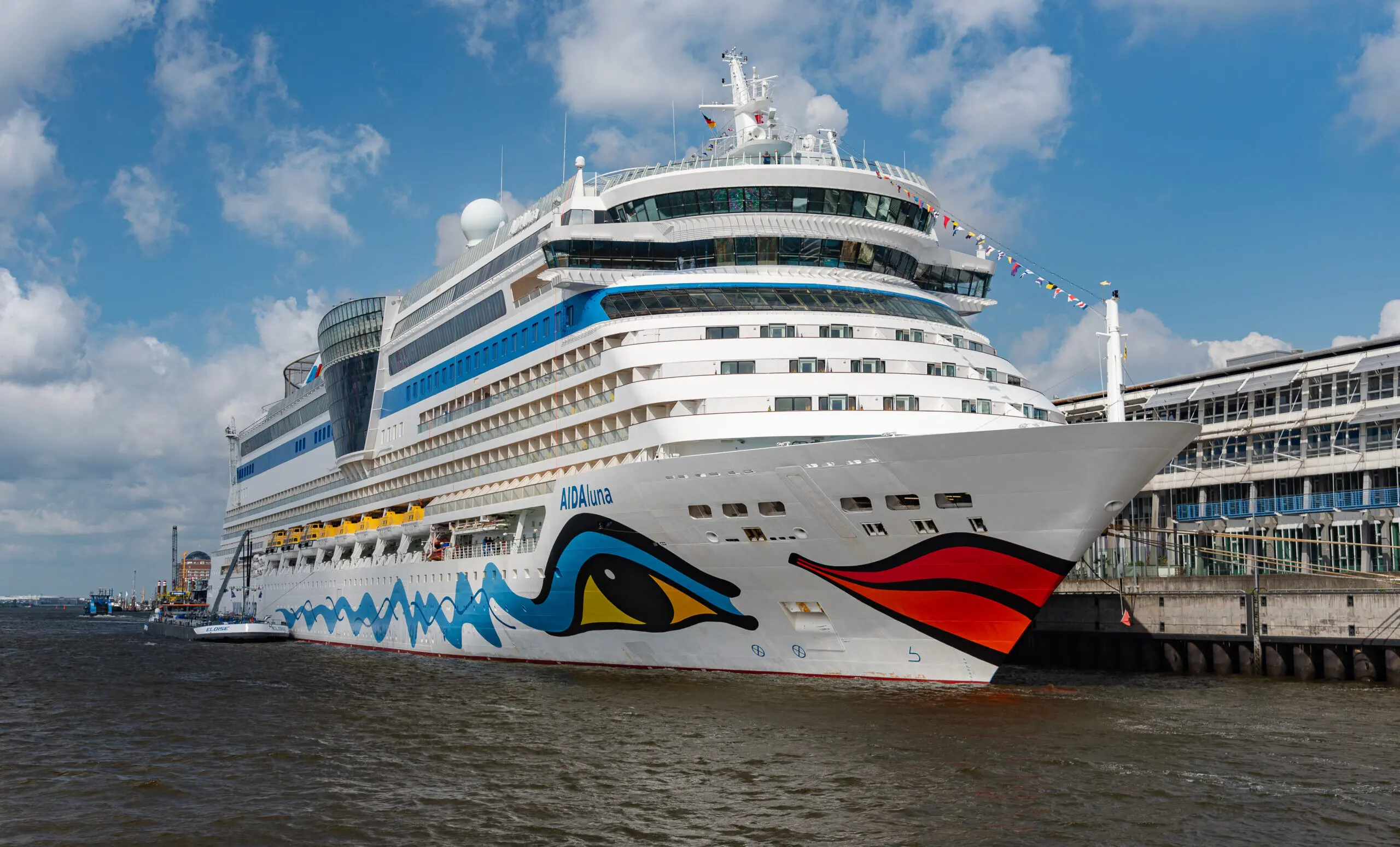 Eine Aufnahme der AIDAluna von AIDA Cruises im Hafen von Hamburg im Cruise Center Altona, 2024.