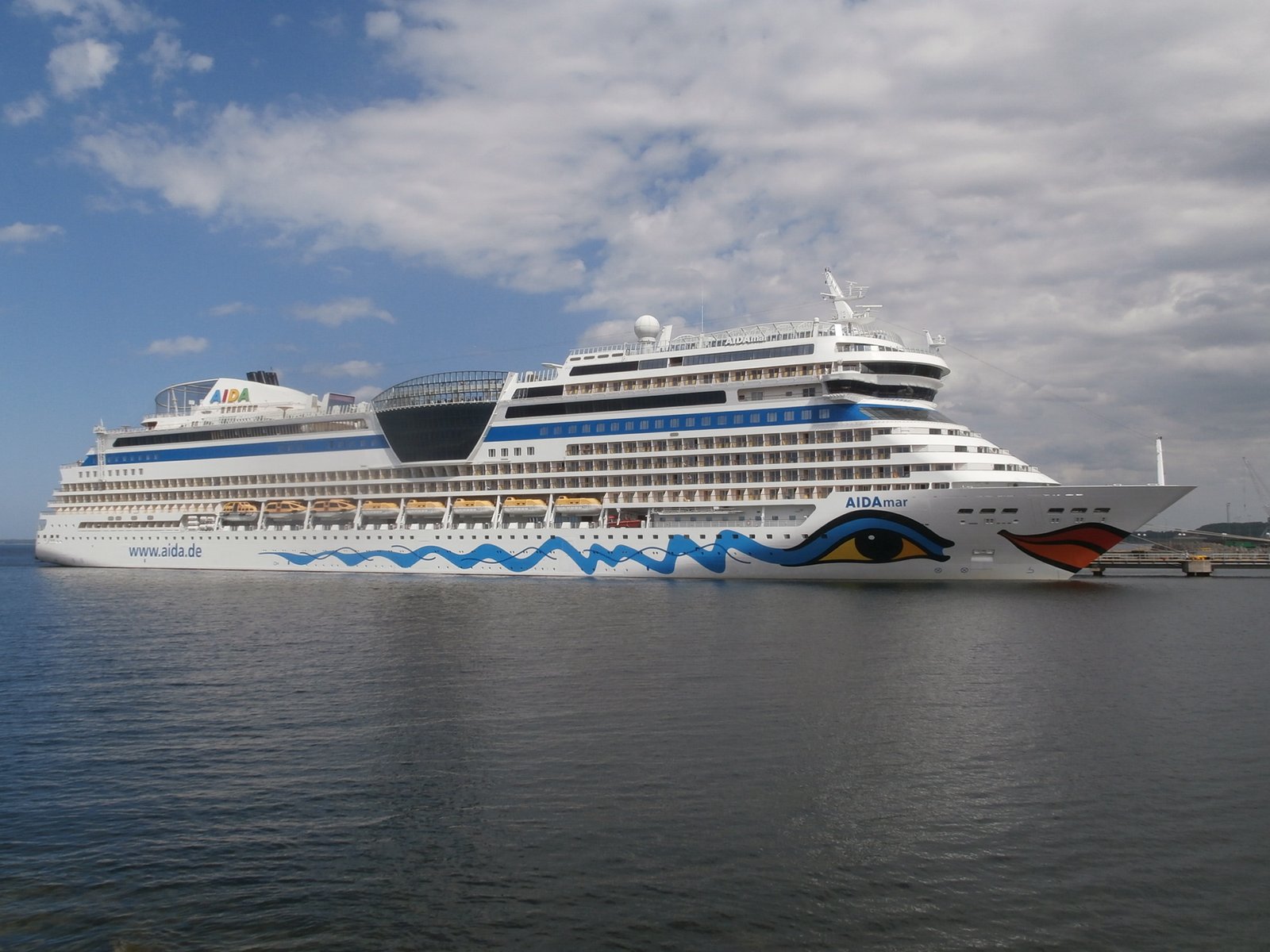 Eine Aufnahme der AIDAmar von AIDA Cruises im Hafen von Tallinn, 2016.