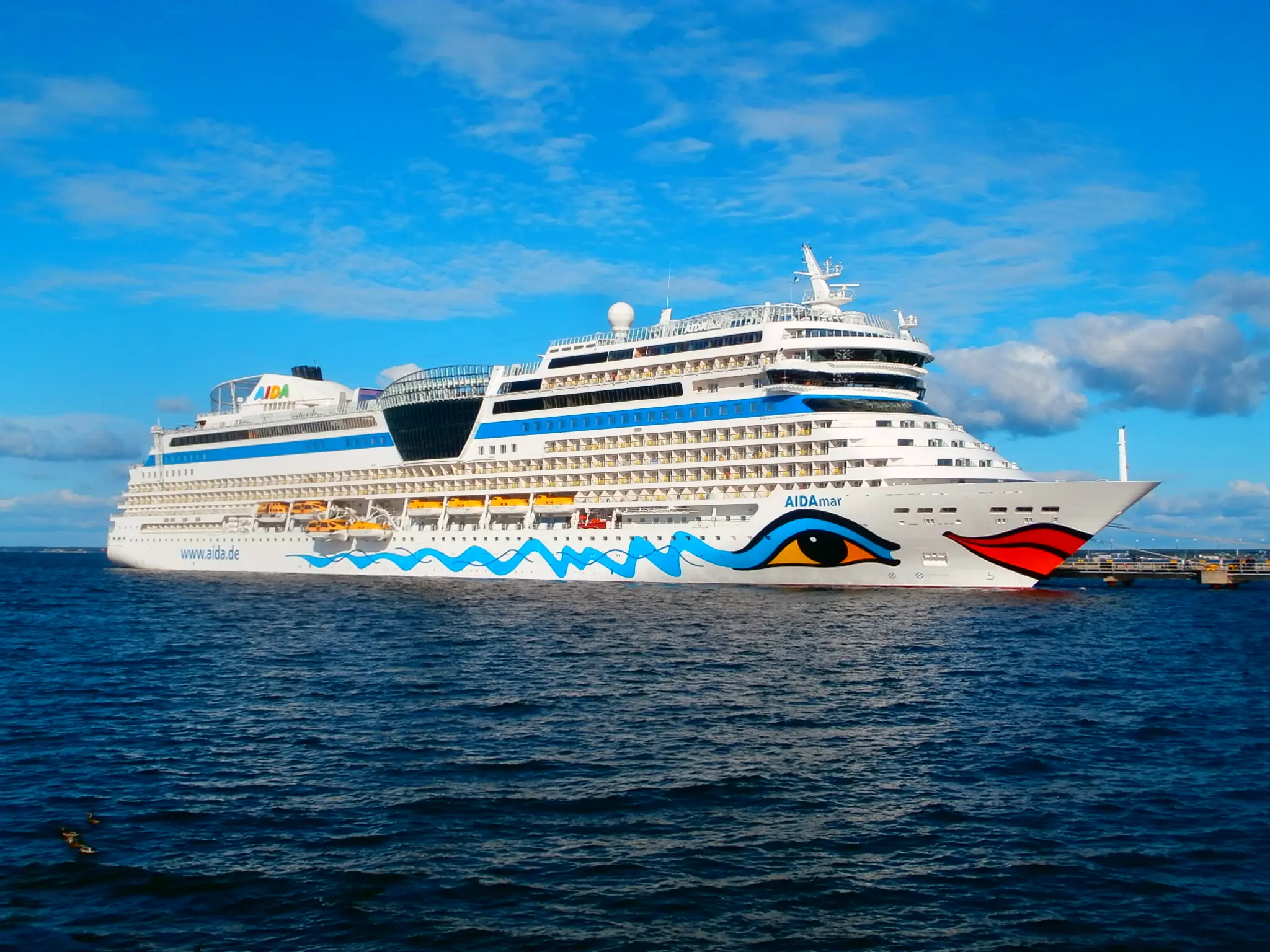 Eine Aufnahme der AIDAmar von AIDA Cruises im Hafen von Tallinn, 2016.