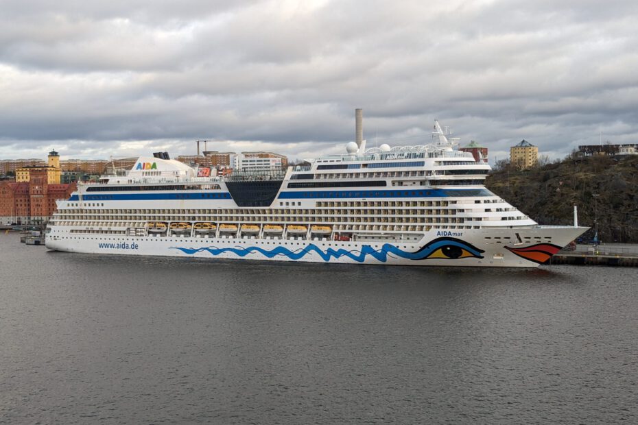 Eine Aufnahme der AIDAmar von AIDA Cruises in Stockholm, 2024.