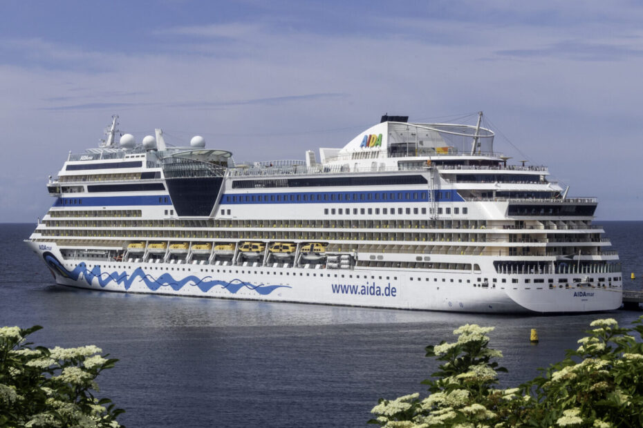 Eine Aufnahme der AIDAmar im hafen von Visby, 2023.