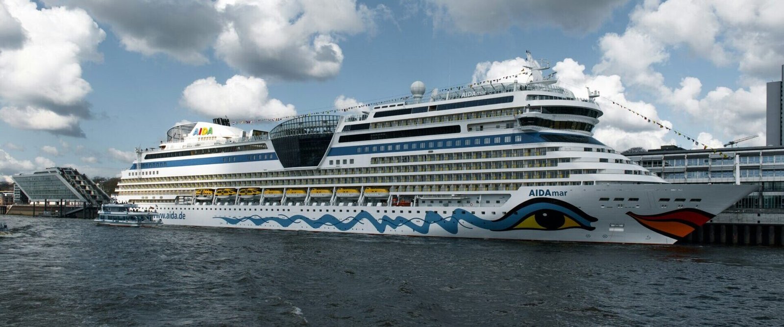 Eine Aufnahme der AIDAmar von AIDA Cruises in Hamburg, 2025.