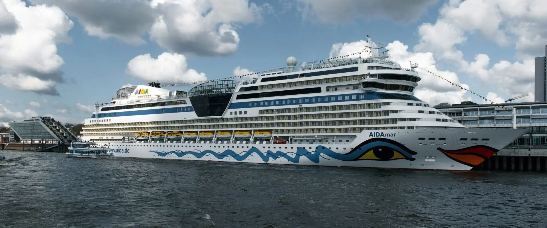 Eine Aufnahme der AIDAmar von AIDA Cruises in Hamburg, 2025.