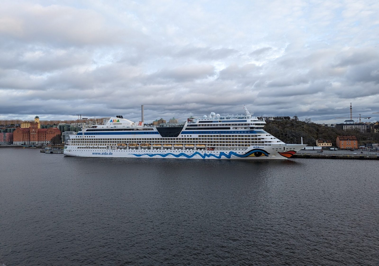Eine Aufnahme der AIDAmar von AIDA Cruises im Hafen von Stockholm, 2024.