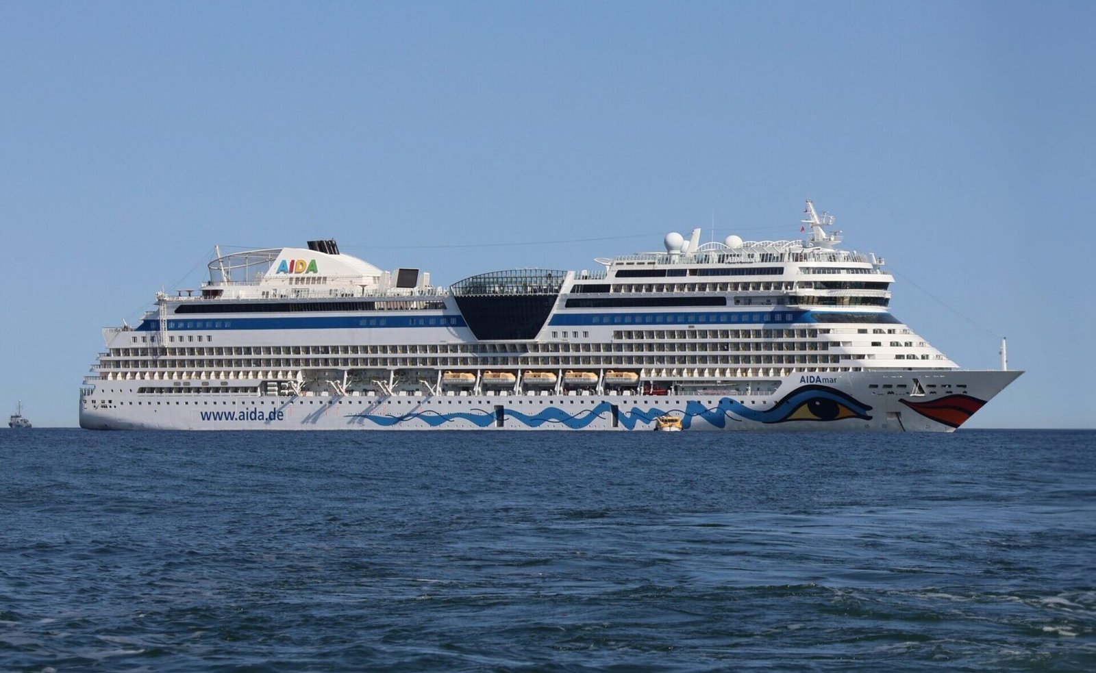 Eine Aufnahme der AIDAmar von AIDA Cruises vor Ronne, Dänemark, 2025.