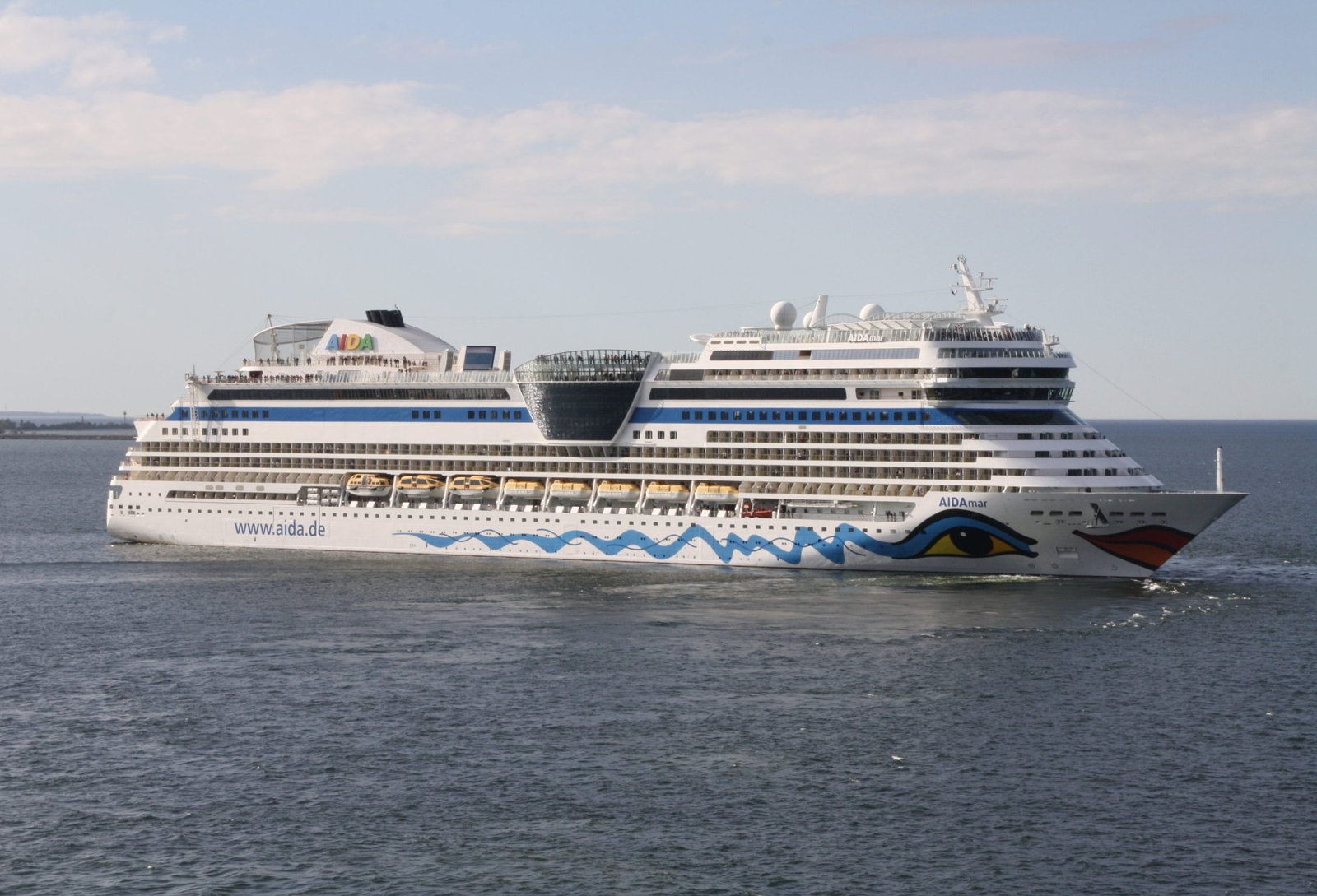 Eine Aufnahme der AIDAmar von AIDA Cruises vor Tallinn, 2017.