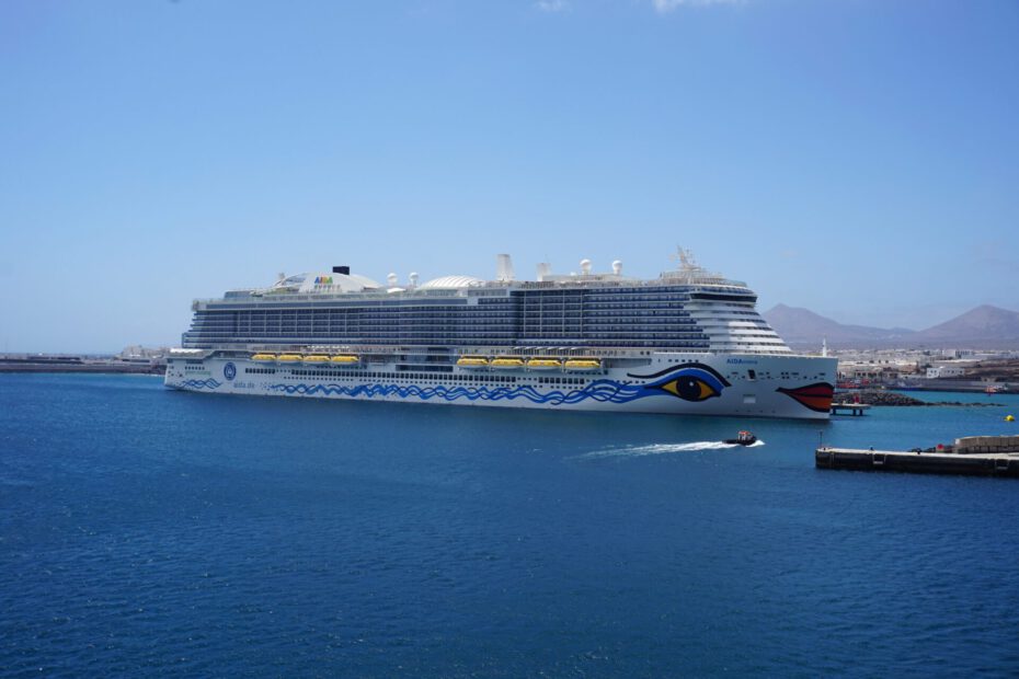 Eine Aufnahme der AIDAnova von AIDA Cruises im Hafen von Arrecife, 2023.