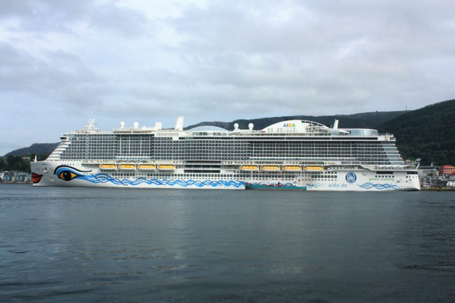 Eine Aufnahme der AIDAnova von AIDA Cruises im Hafen von Bergen, 2022.