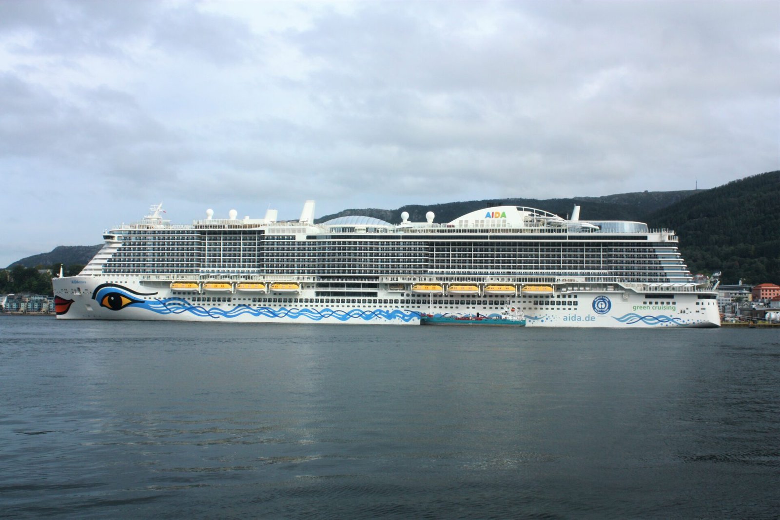 Eine Aufnahme der AIDAnova von AIDA Cruises im Hafen von Bergen, 2022.