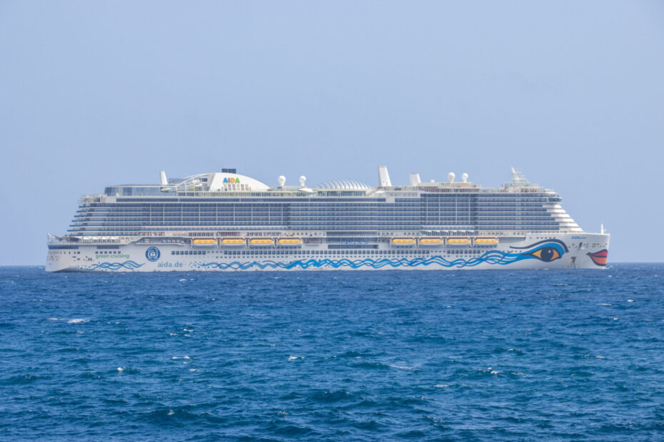 Eine Aufnahme der AIDAnova von AIDA Cruises vor Playa de Las Teresitas, Teneriffa, 2021.