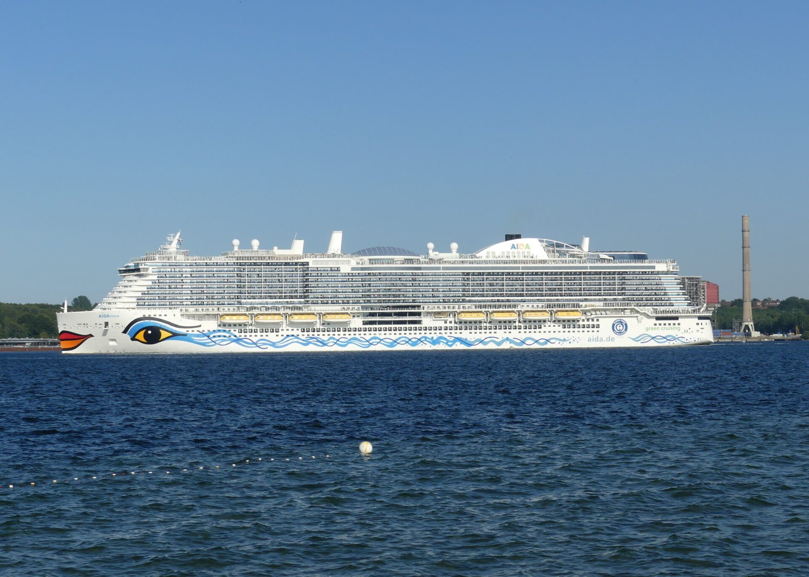Eine Aufnahme der AIDAnova von AIDA Cruises vor Kiel, 2023.