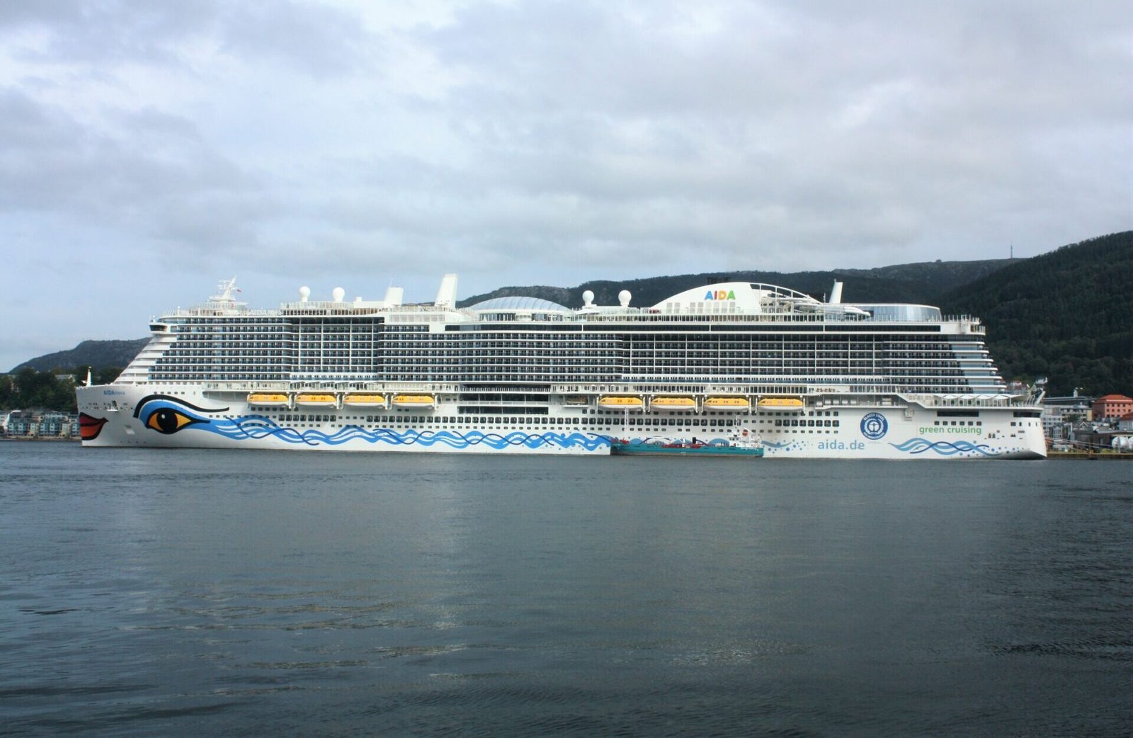 Eine Aufnahme der AIDAnova von AIDA Cruises im Hafen von Bergen, Norwegen, 2018.
