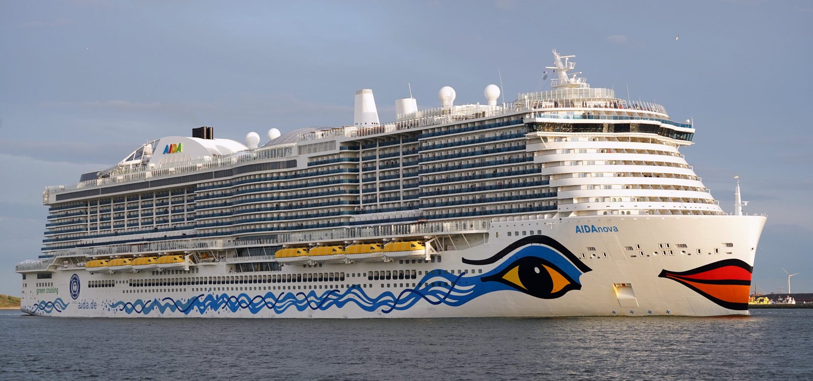 Eine Aufnahme der AIDAnova von AIDA Cruises in der Nähe von Hoek van Holland, 2024.