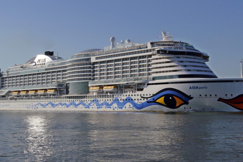 Eine Aufnahme der AIDAperla von AIDA Cruises in der Nähe von Maassluis, 2018.