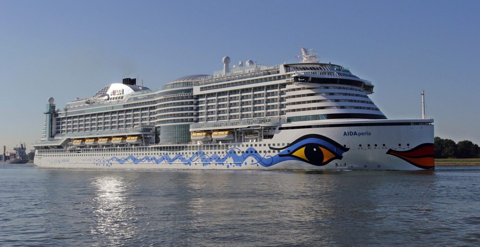 Eine Aufnahme der AIDAperla von AIDA Cruises in der Nähe von Maassluis, 2018.