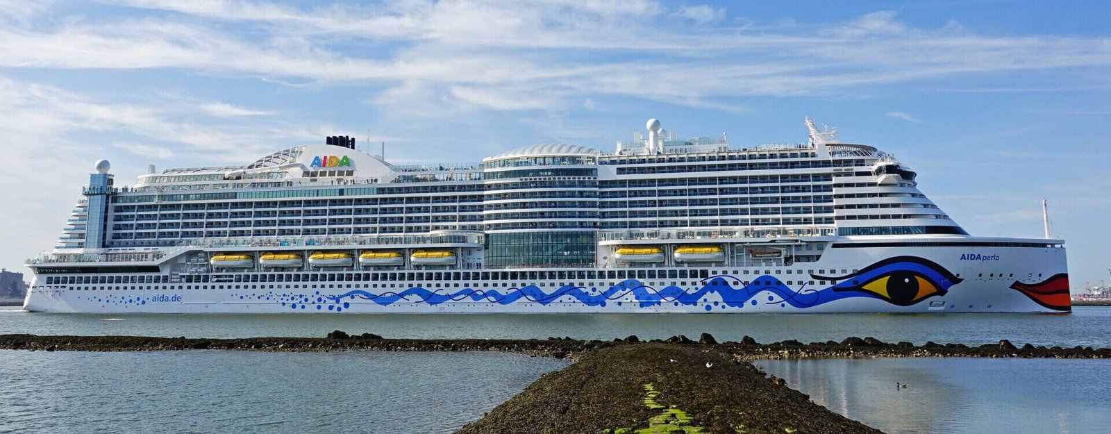 Eine Aufnahme der AIDAperla von AIDA Cruises auf dem Nieuwe Waterweg, 2018.