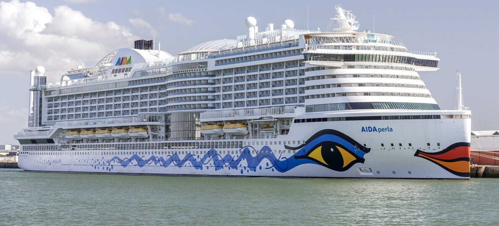 Eine Aufnahme der AIDAperla von AIDA Cruises im Hafen Le Havre, 2019.