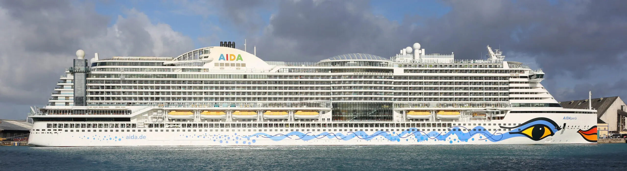 Eine Aufnahme der AIDAperla von AIDA Cruises im Hafen von Bridgetown, Barbados, 2020.