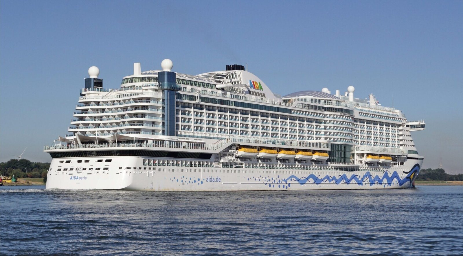 Eine Aufnahme der AIDAperla von AIDA Cruises in der Näähe von Maasluis, Niederlande, 2018.