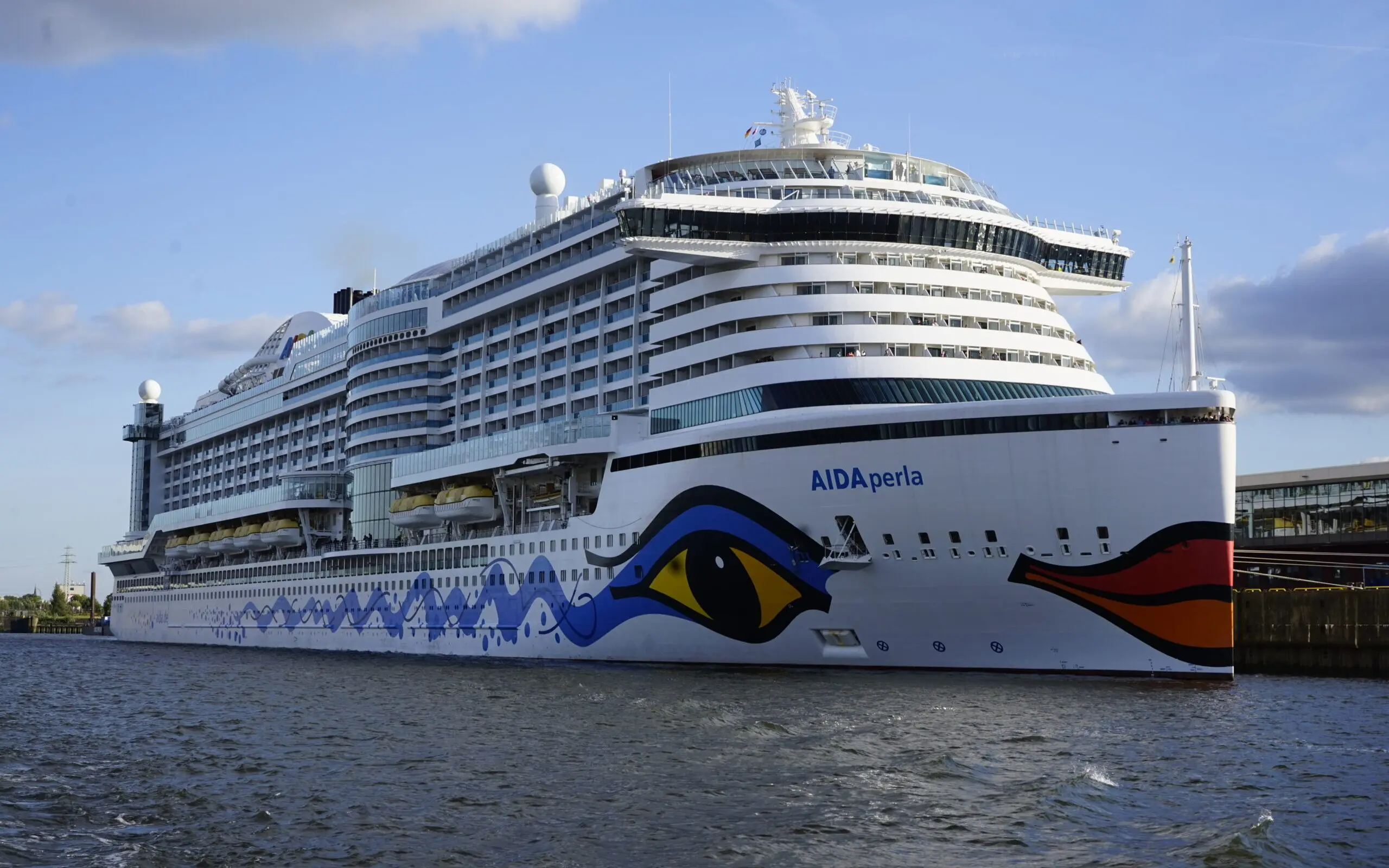 Eine Aufnahme der AIDAperla von AIDA Cruises im Kaiser-Wilhelm-Hafen in Hamburg, Deutschland, 2024.