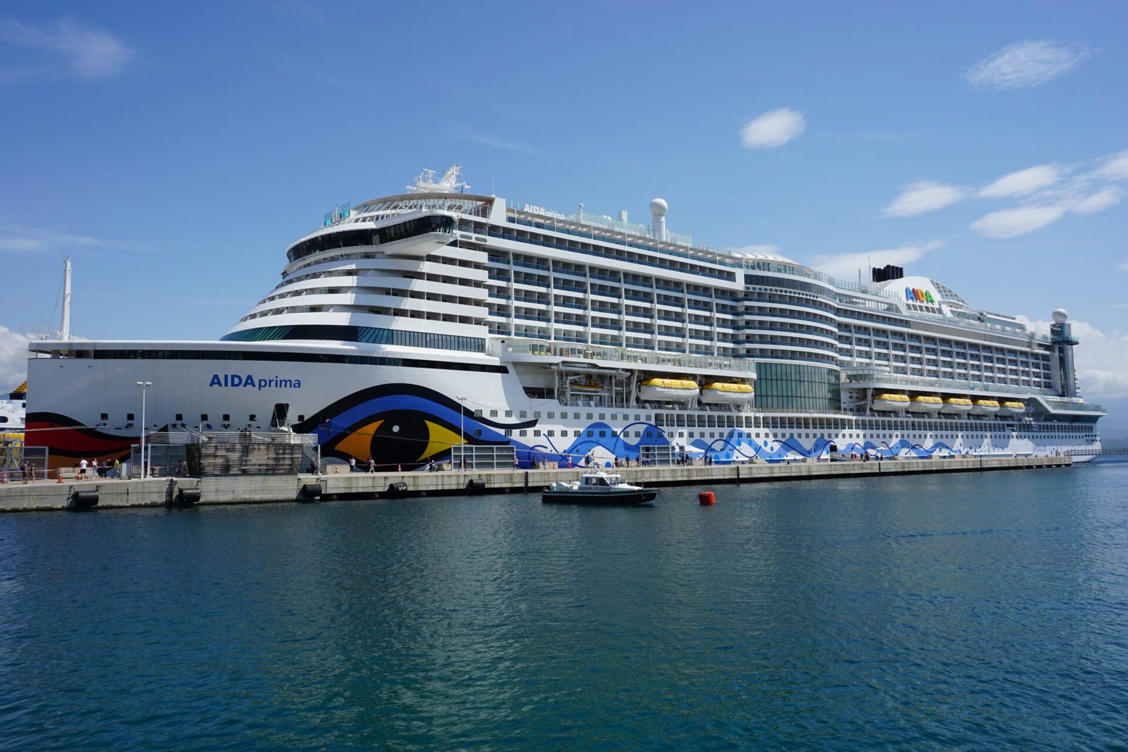 Eine Aufnahme der AIDAprima von AIDA Cruises im hafen von Ajaccio, 2018.