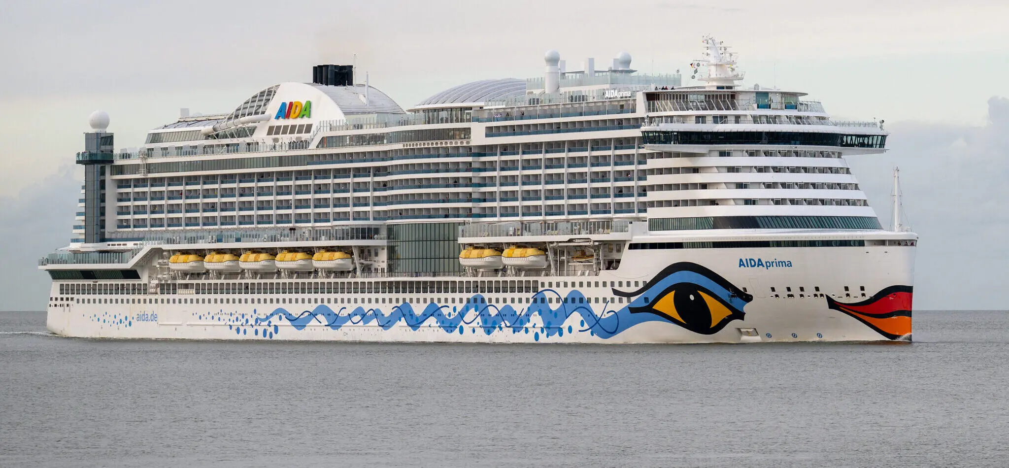 Eine Aufnahme der AIDAprima von AIDA Cruises in der Nähe von Cuxhaven, 2025.